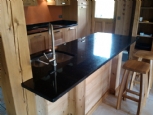 Piano cucina in Nero Galaxi lucido spessore 3 cm con foro per vasca sottotop