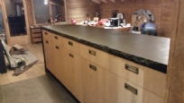 Piano in Nero Assoluto Spazzolato spessore 6 cm costa a spacco